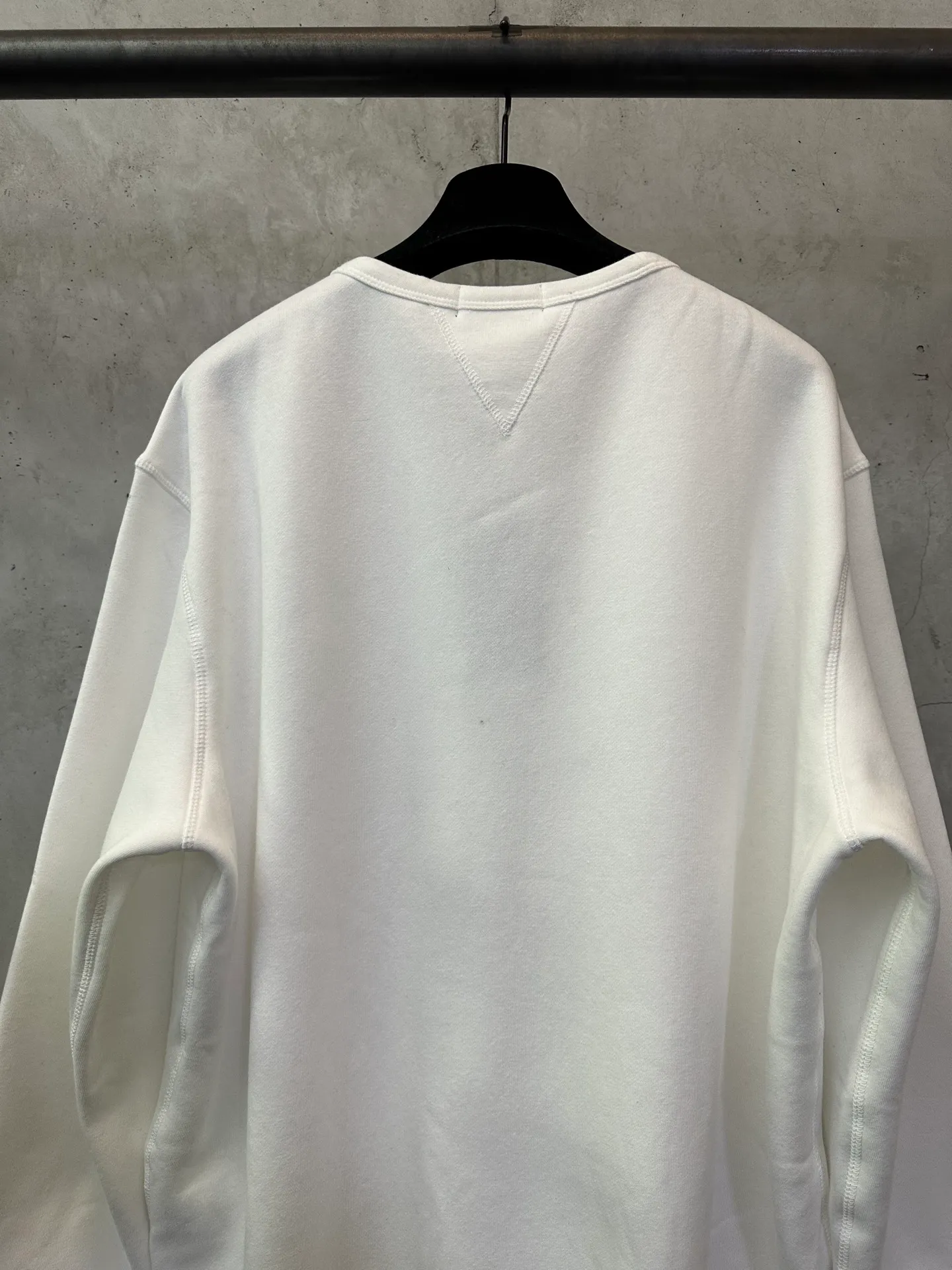 P330 Ralph Lauren logo embroidered sweatshirt. Customized cloud-like honey cotton fleece sweatshirt material. It feels delicate and comfortable against the skin. It is mainly made of deep black and is decorated with exquisite white pony logo. It is highly recognizable. Customized hardware. Thread. Accessories. Matching. Same style for men and women. -Color: Black White Blue Gray -Size: S M L XL